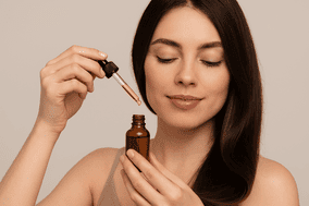 ¿El aceite hace que el cabello se engrase más?