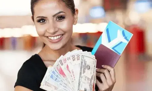 Imagen de una mujer sonriente sosteniendo dinero en sus manos, símbolo del éxito alcanzado a través de su trabajo.
