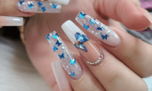 Uña acrílica con acabado profesional, elegante y brillante, ideal para quienes aman el nail art. Esta imagen acompaña el tema ¿Es seguro quitar las uñas acrílicas en casa?, mostrando el tipo de diseño que muchas buscan remover de forma segura y sin dañar sus uñas naturales.

