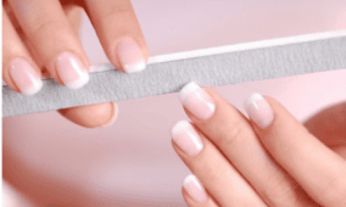 Pintarse las uñas en casa puede ser sencillo, relajante y económico. Empieza por retirar el esmalte viejo con un buen quitaesmalte. Lávate y sécate bien las manos. Corta y lima tus uñas con la forma deseada. Luego, retira suavemente las cutículas con un palito de naranjo. Aplica una base fortalecedora para proteger tus uñas naturales. Después, aplica dos capas del esmalte que hayas elegido, dejando secar entre ellas. Termina con una capa superior para aumentar la durabilidad y conseguir un acabado profesional. Con práctica y paciencia, tus uñas lucirán preciosas sin salir de casa.